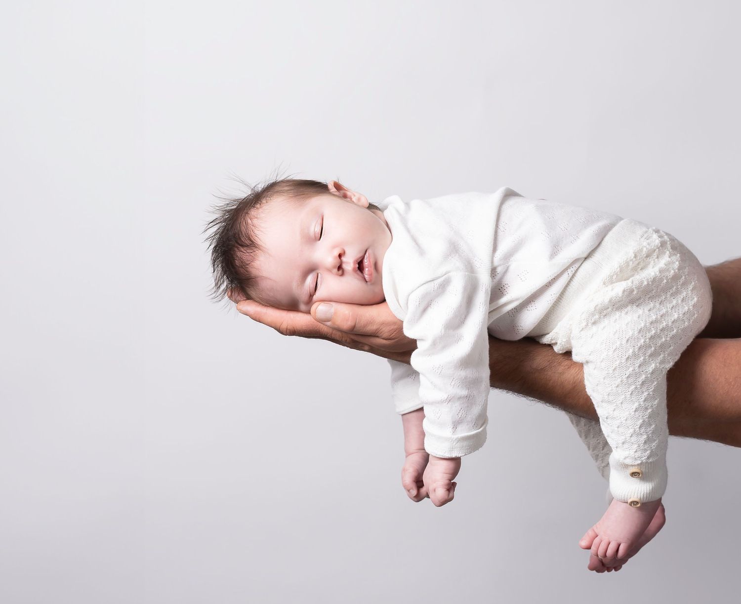 newbornshoot van vader met baby in armen in studio in Beneden-Leeuwen