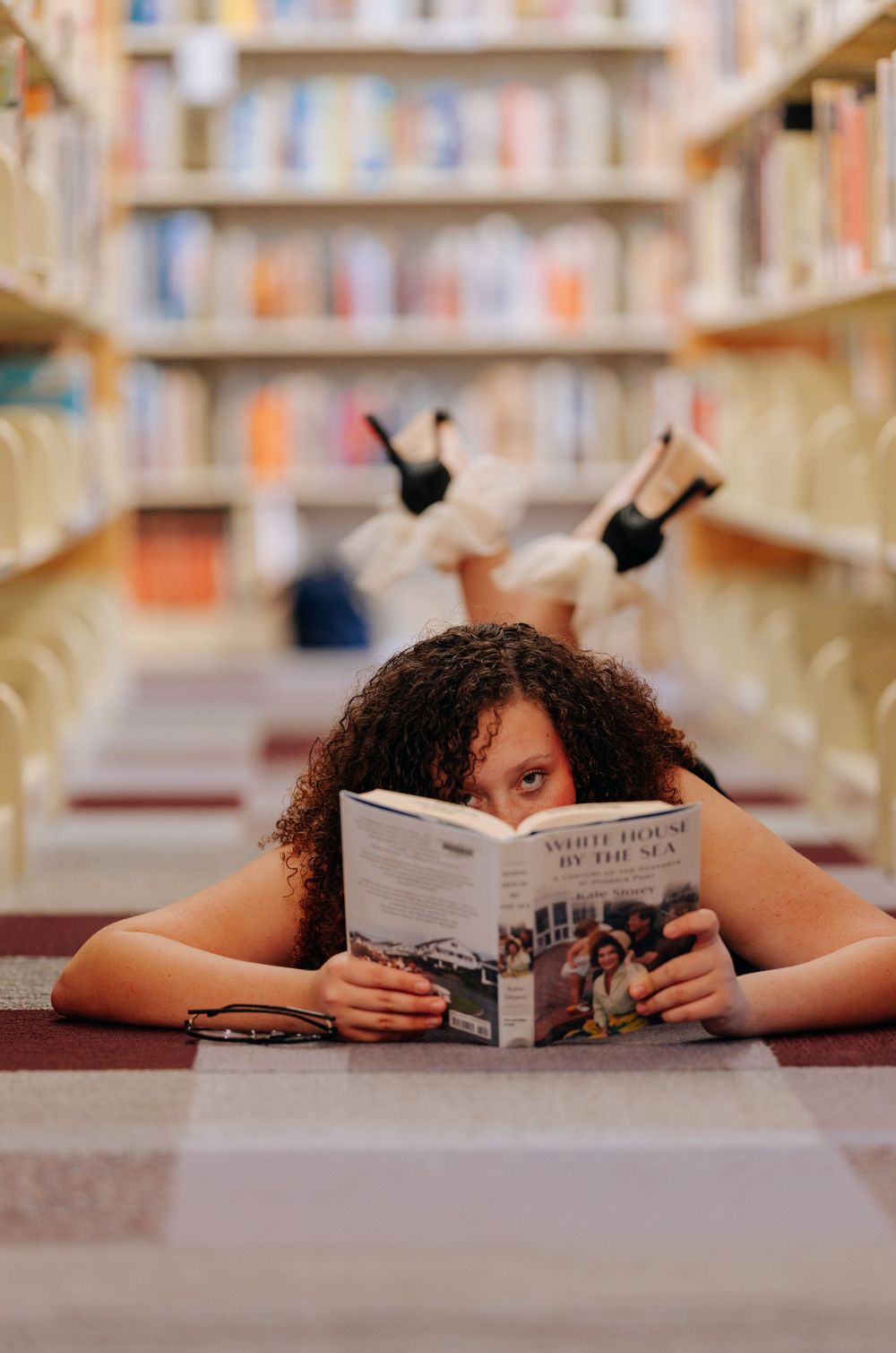senior photos Hohenfels, senior photography in library