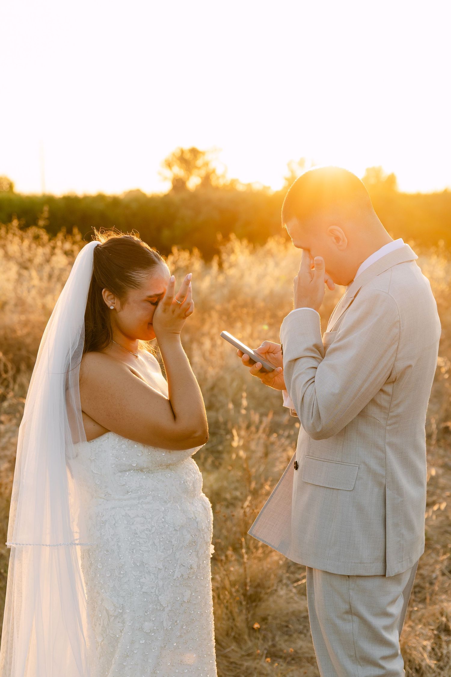 Noiva e noivo choram durante a troca de votos intima na golden hour ao pôr do Sol no Alentejo