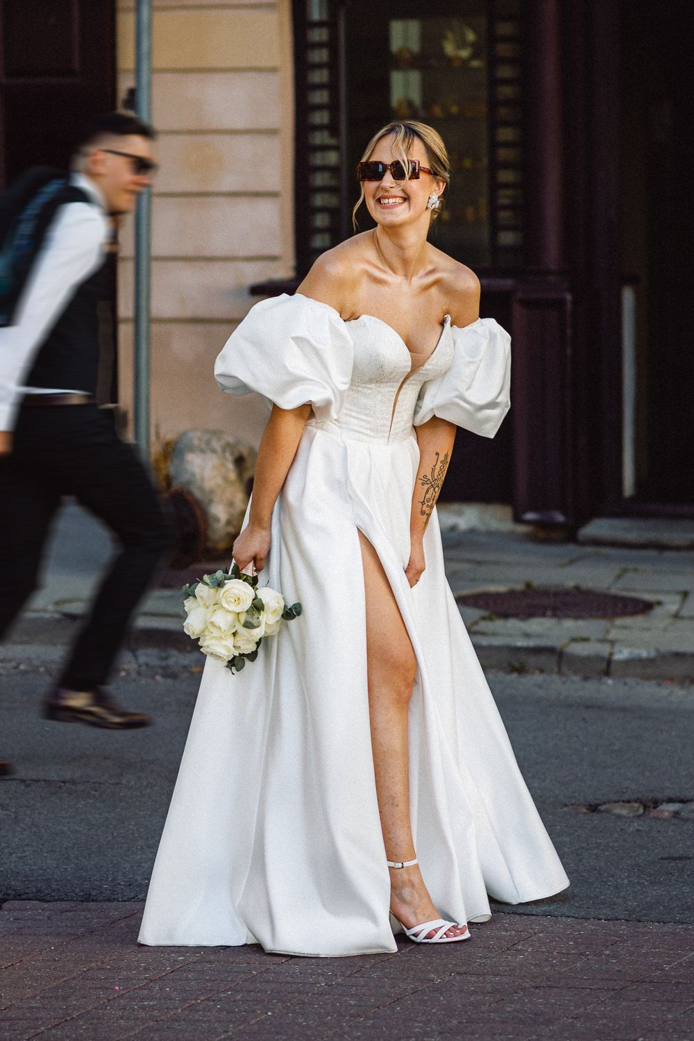 Stilinga nuotaka – vestuvių dienos akimirka su elegancija ir judesiu.