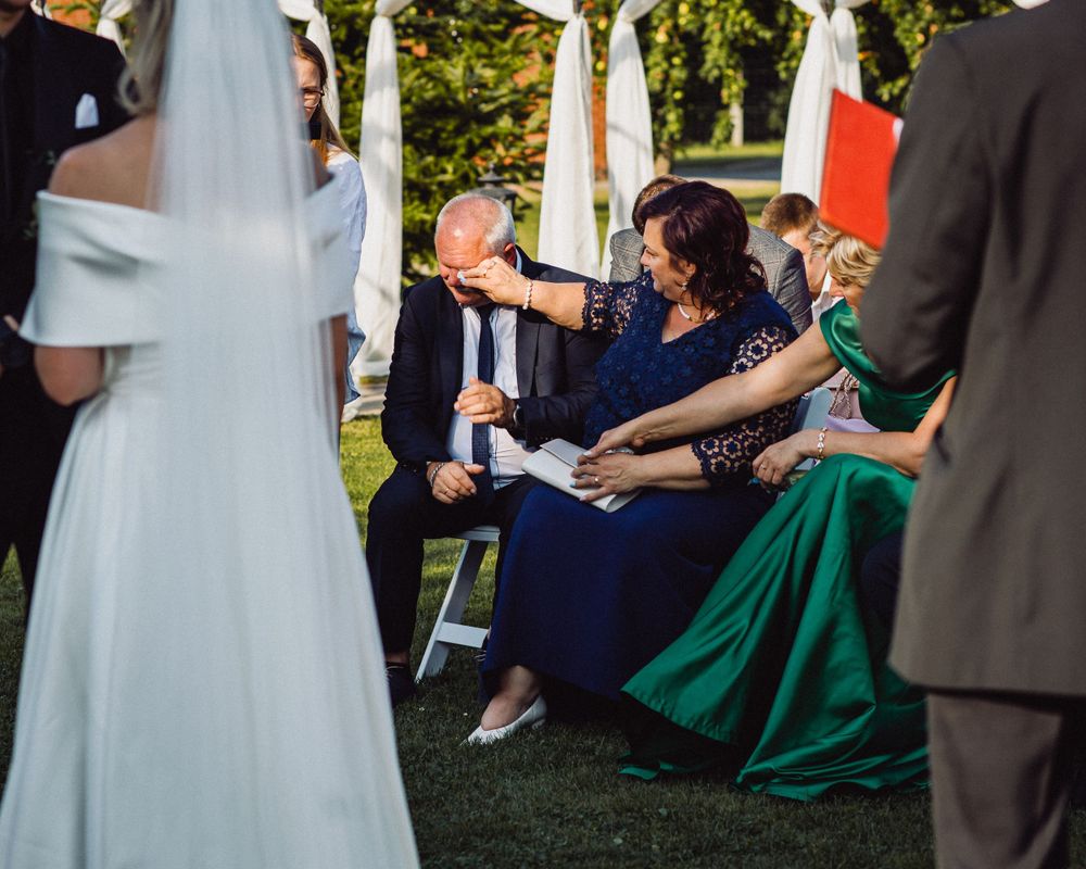 Lauko vestuvių ceremonija – jaunieji ir svečiai apsupti gamtos, jausminga fotografija po atviru dangumi