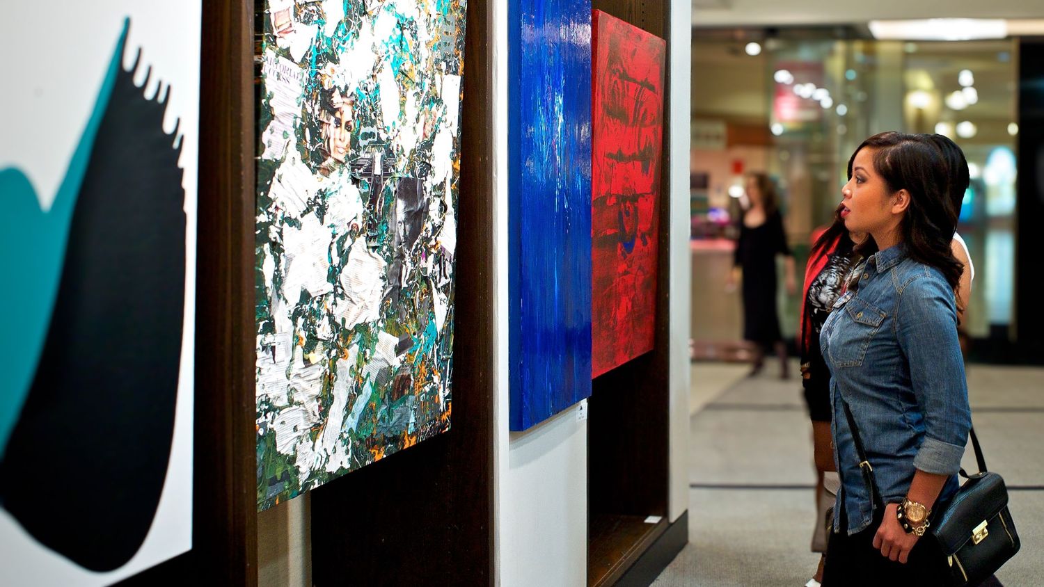 Denim chic admires artwork that is original and unique.  Bill Griffin Photography, Dallas, Texas.