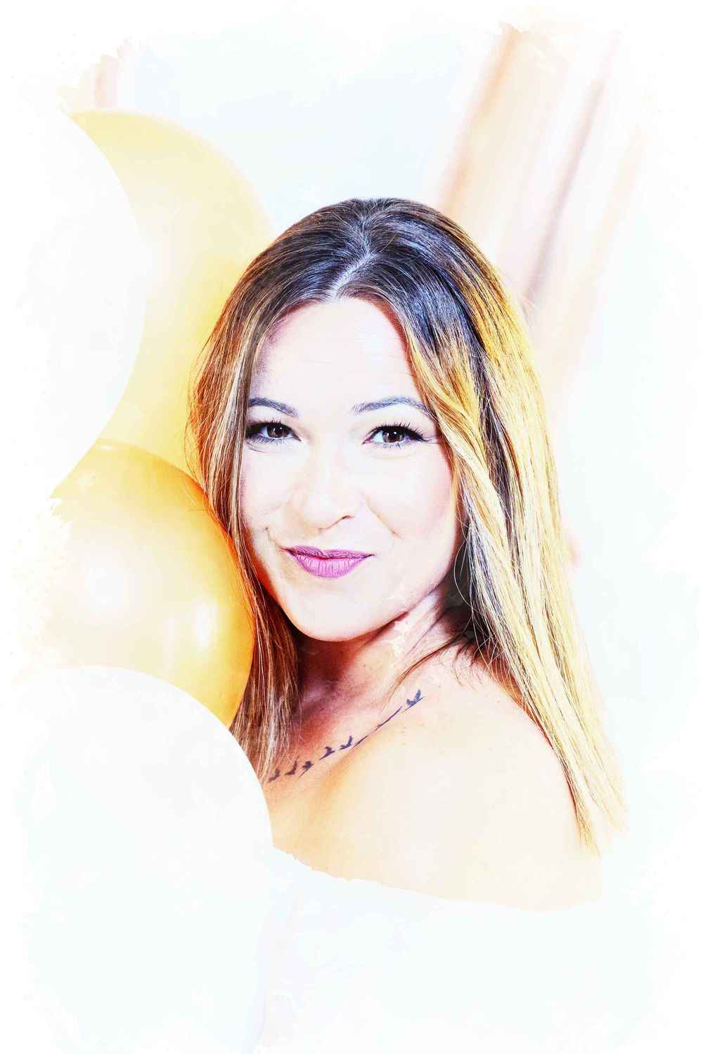 Sessão fotográfica de modelo em estúdio, com balões coloridos.