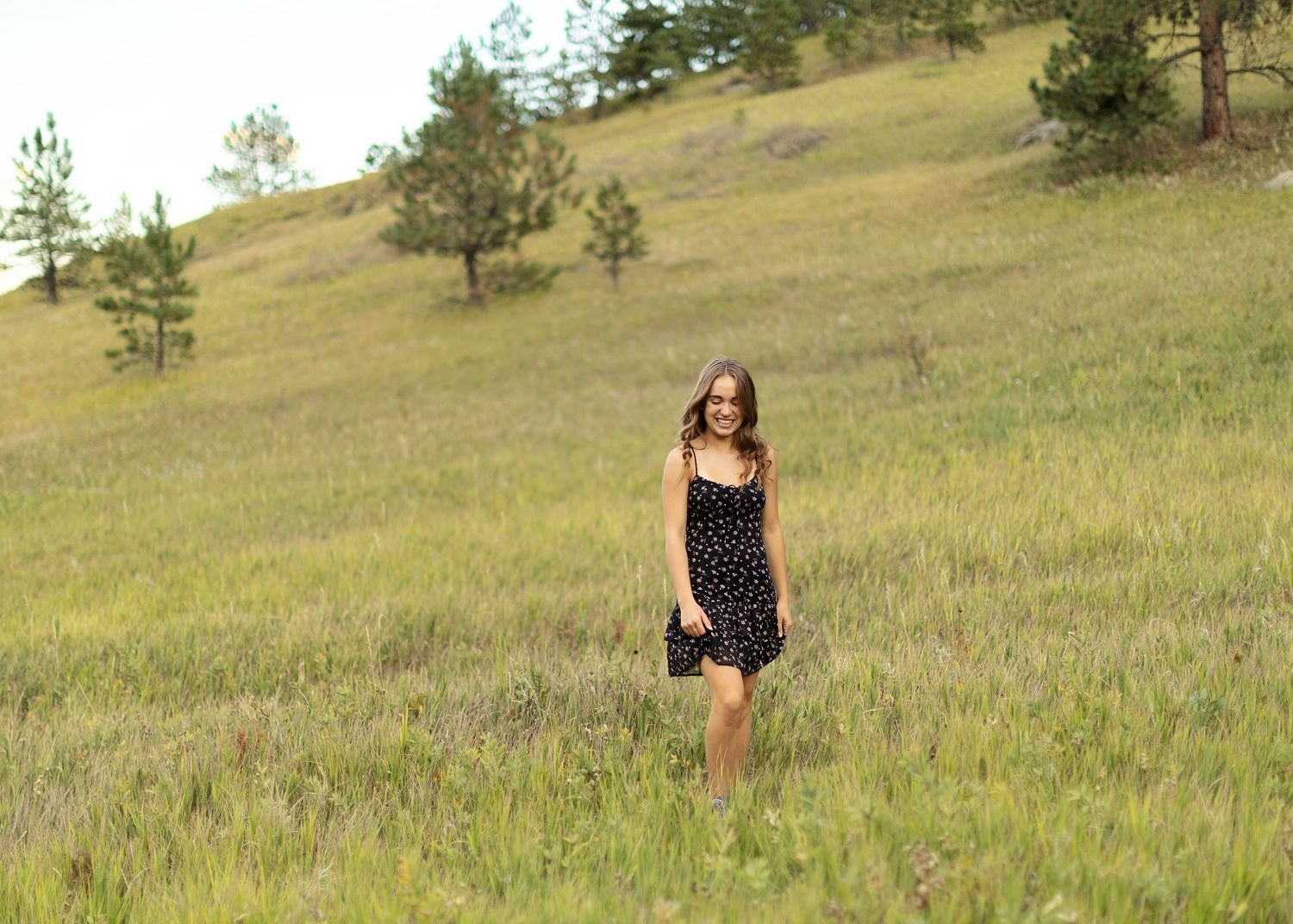 Sara Prue Photography captures the spirit of youth in this stunning high school senior portrait with a mountain backdrop.