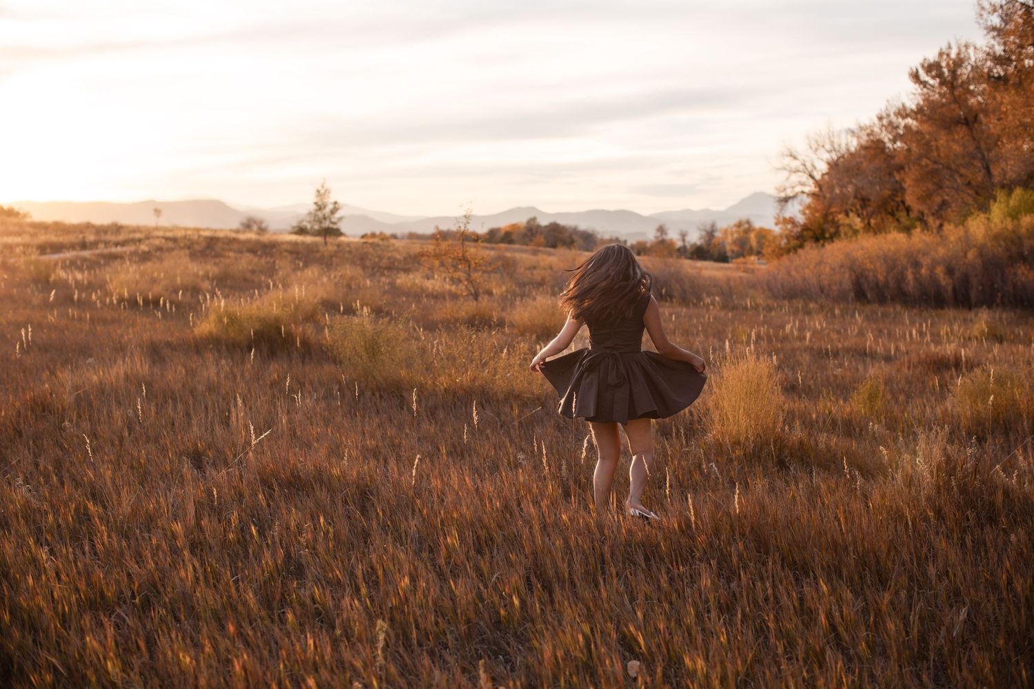 Sara Prue Photography captures the spirit of youth in this stunning high school senior portrait at golden hour.