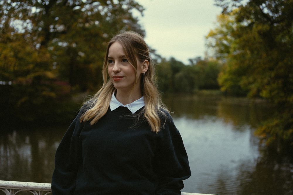 Vintage Portrait einer jungen Frau im nostalgischen Outfit, im Hintergrund der Carolasee im Großen Garten Dresden