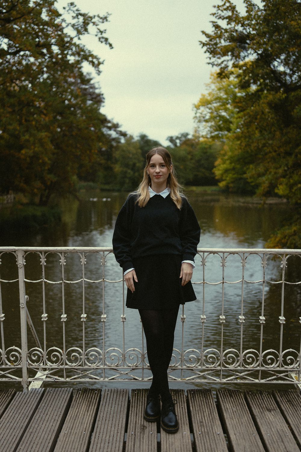 Stimmungsvolles Portrait einer Frau im nostalgischen Outfit auf Brücke im Großen Garten Dresden - Vintage Fotoshooting