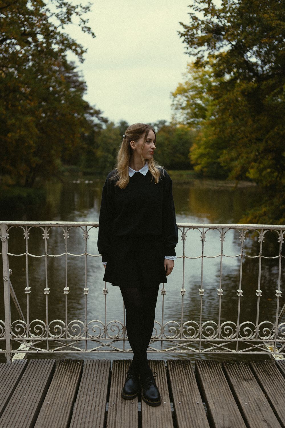Romantisches Vintage Portrait Fotoshooting zur Blauen Stunde mit Frau im Großen Garten Dresden, auf Brücke stehend über dem Carolasee