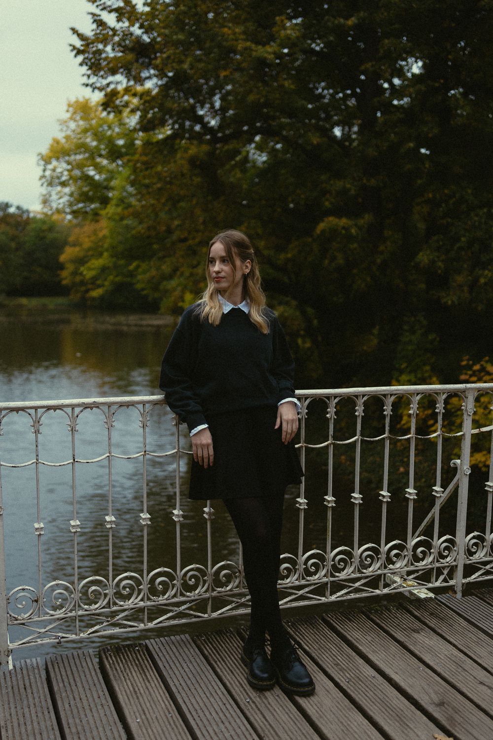 Frau lehnt an Geländer von Brücke über dem Carolasee - Portrait Fotoshooting Dresden Großer Garten