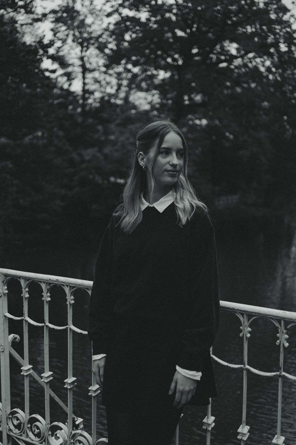 Park Portrait einer jungen Frau an Brückengeländer lehnend - Vintage Fotoshooting im Grünen im Großen Garten Dresden