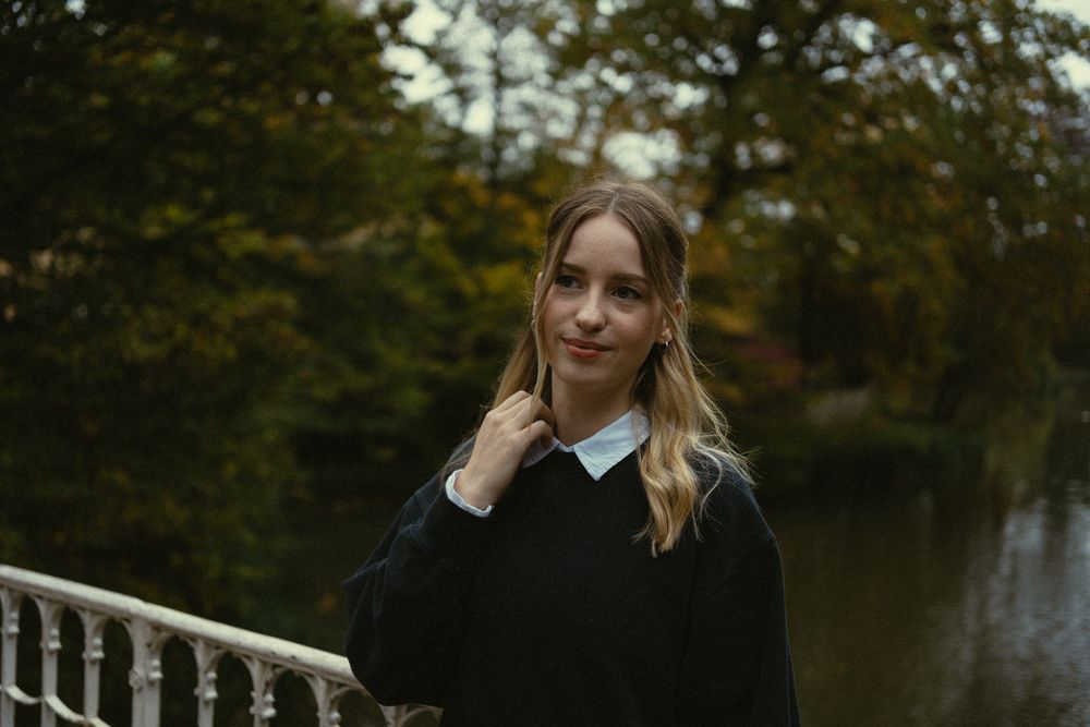 Stimmungsvolles Fotoshooting einer Frau im Vintage Outfit zur Blauen Stunde im Park Großer Garten in Dresdem
