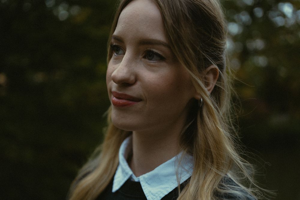 Portrait Fotoshooting Dresden Großer Garten - Nahaufnahme einer Fau die lächelnd zur Seite guckt