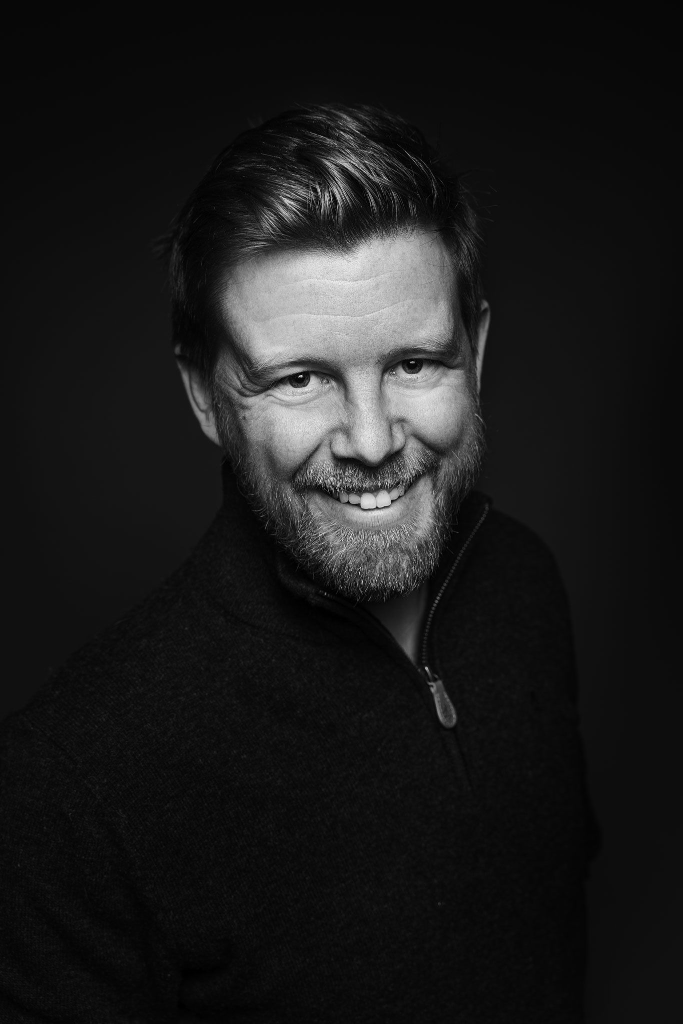 Fotograf Frederick Kihle i typisk sokkelessen stil