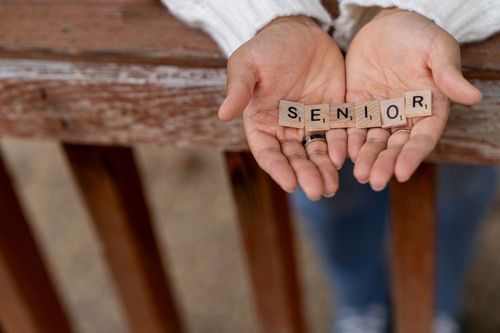 senior portrait girl's hands