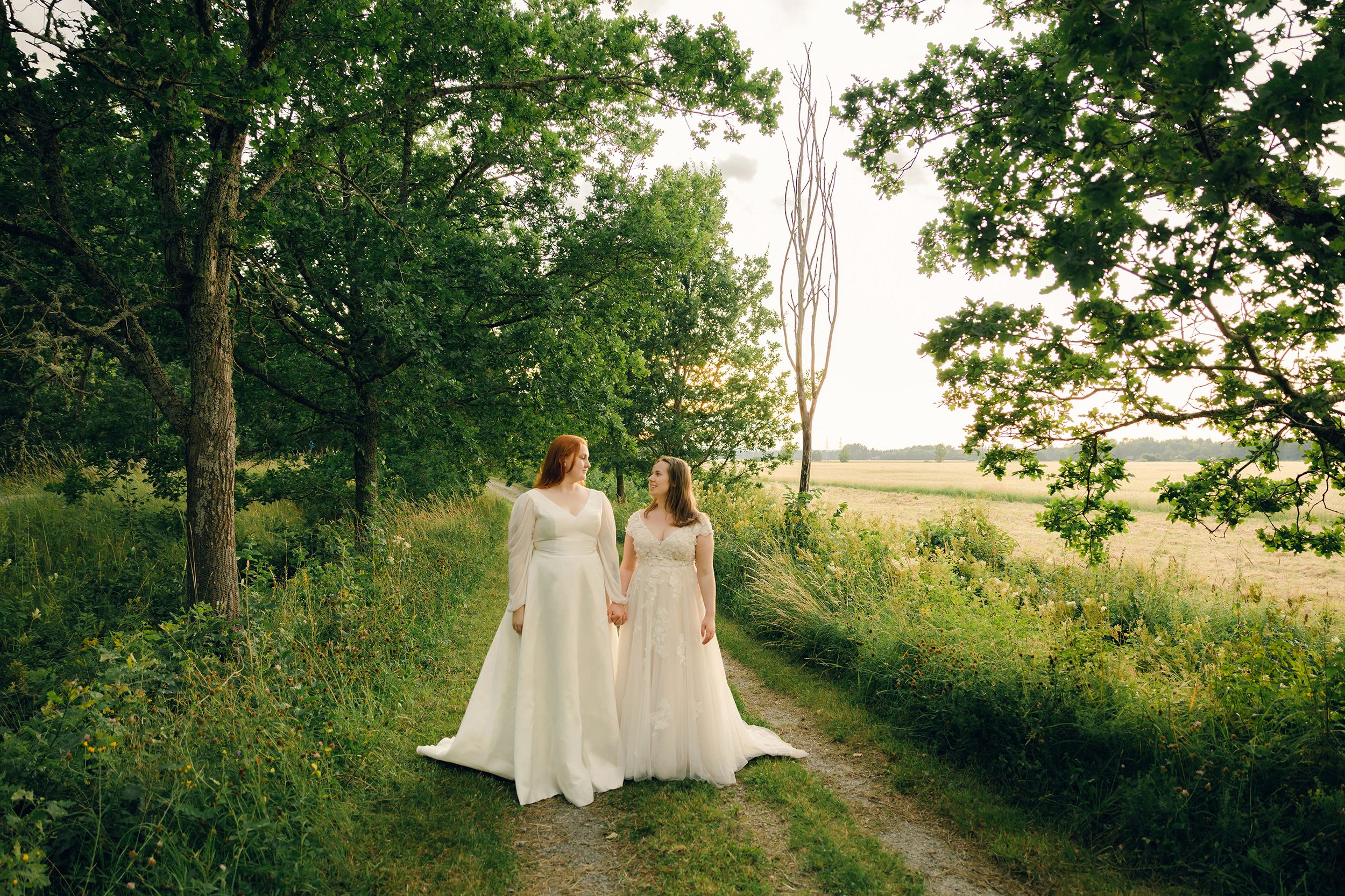 Bröllopsporträtt utanför Karlslunds herrgård i Örebro. Bröllopsfotograf Rebecca Nordin.