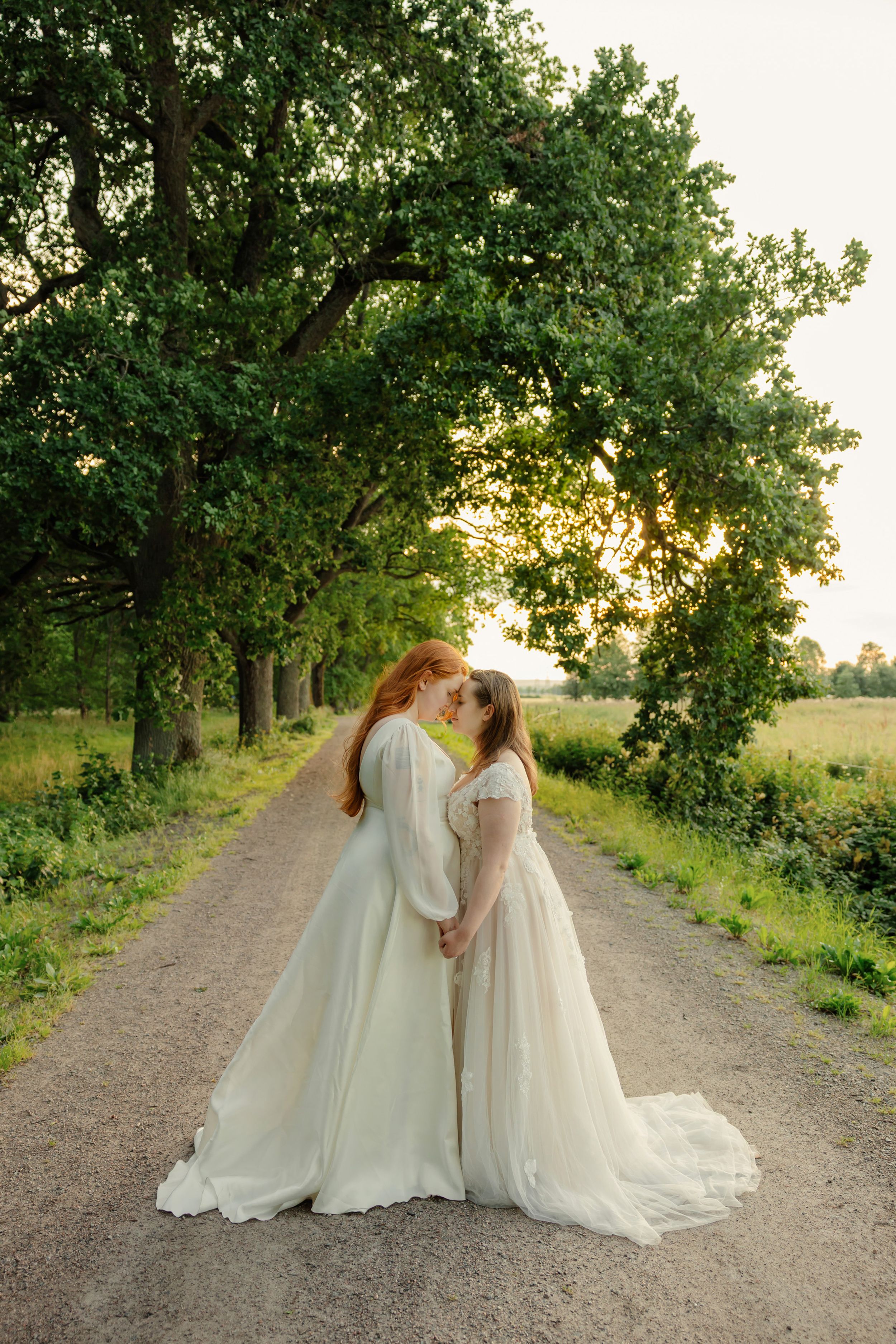 Bröllopsporträtt utanför Karlslunds herrgård i Örebro. Bröllopsfotograf Rebecca Nordin.