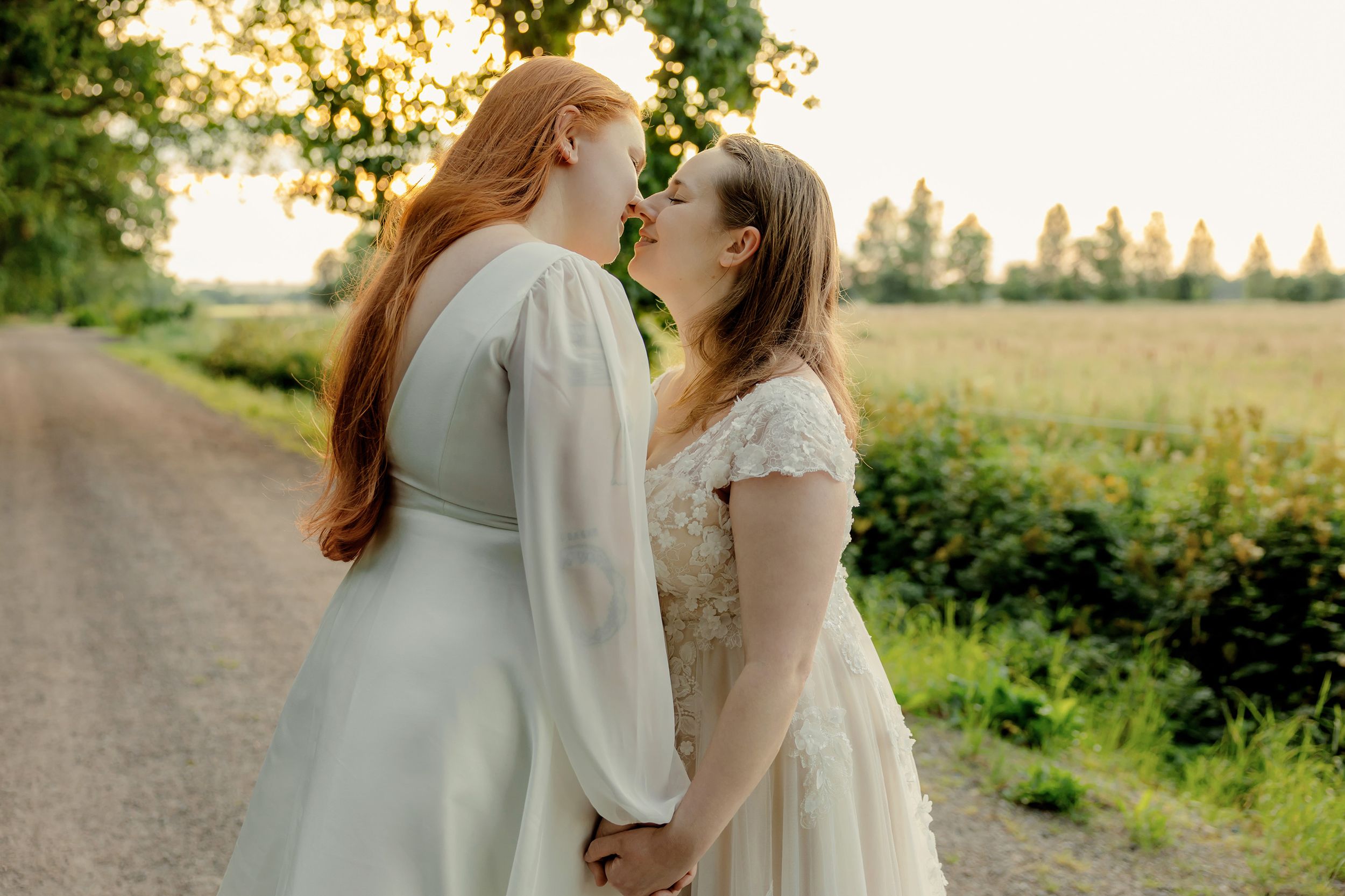 Bröllopsporträtt utanför Karlslunds herrgård i Örebro. Bröllopsfotograf Rebecca Nordin.
