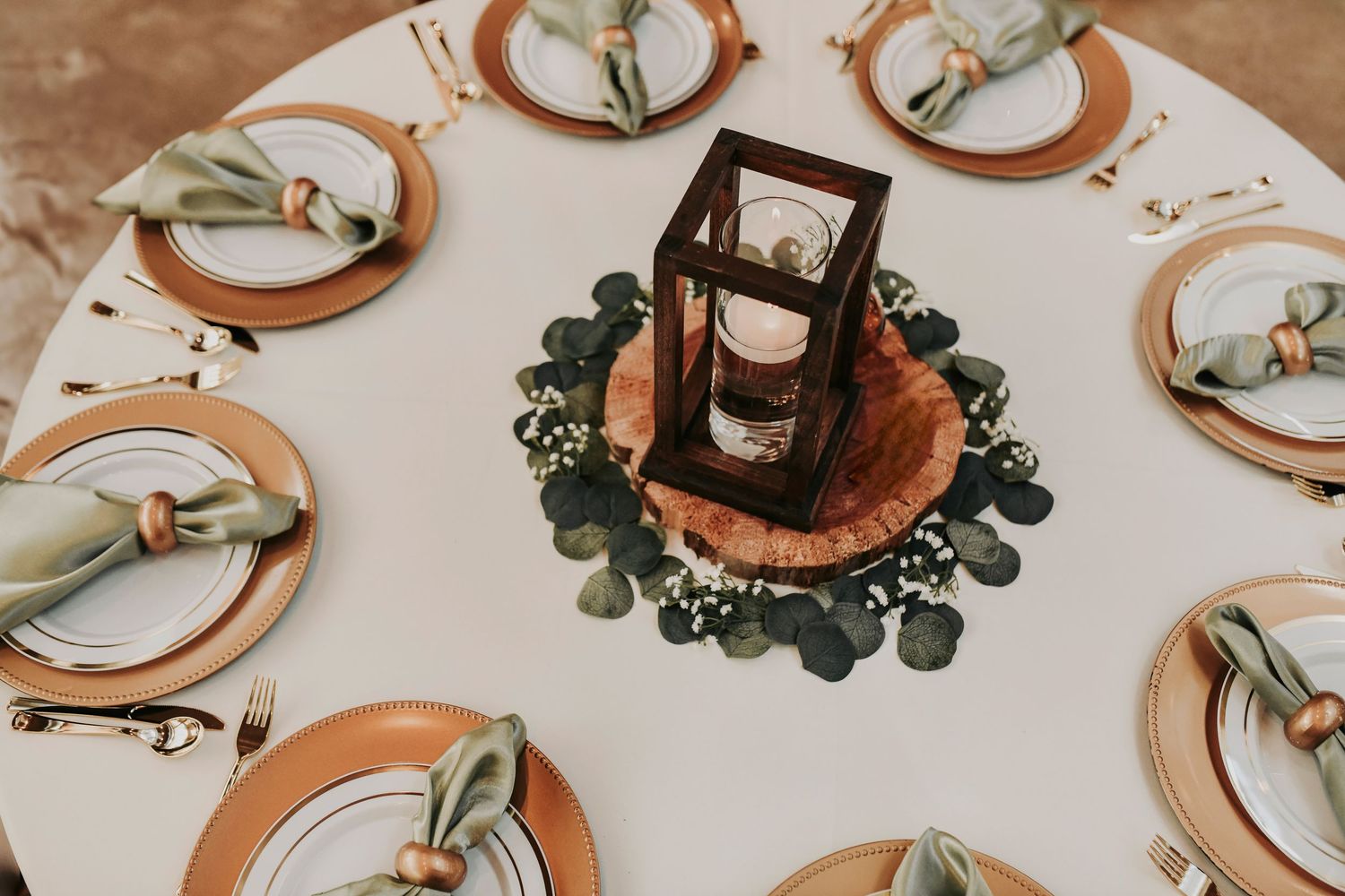 Elegant boho-inspired wedding décor with greenery runners and glowing candlelight