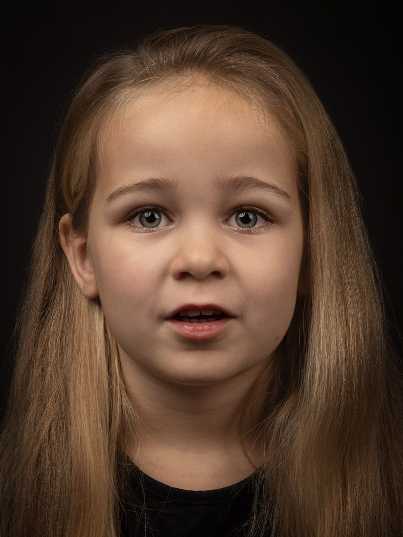 Fine-art portret meisje op donkere achtergrond