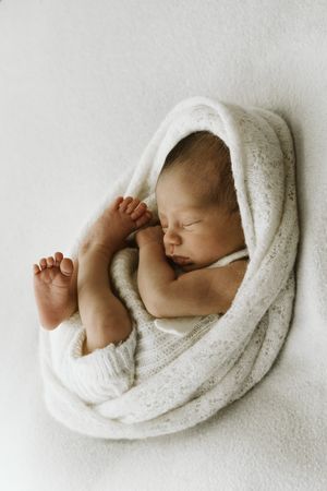 Fotografia newborn nel mio studio su sfondo chiaro.