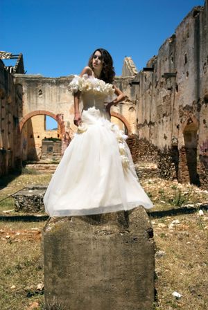 Fotografía de moda nupcial con diseños y estilos de novia elegantes,Costa del Sol, Marbella, Nerja y Málaga por Roberto Centurión