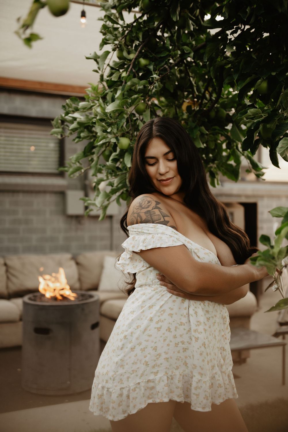 Backyard Utah photoshoot with cottagecore vibes. Apple Picking female model with a bright and airy vibe.