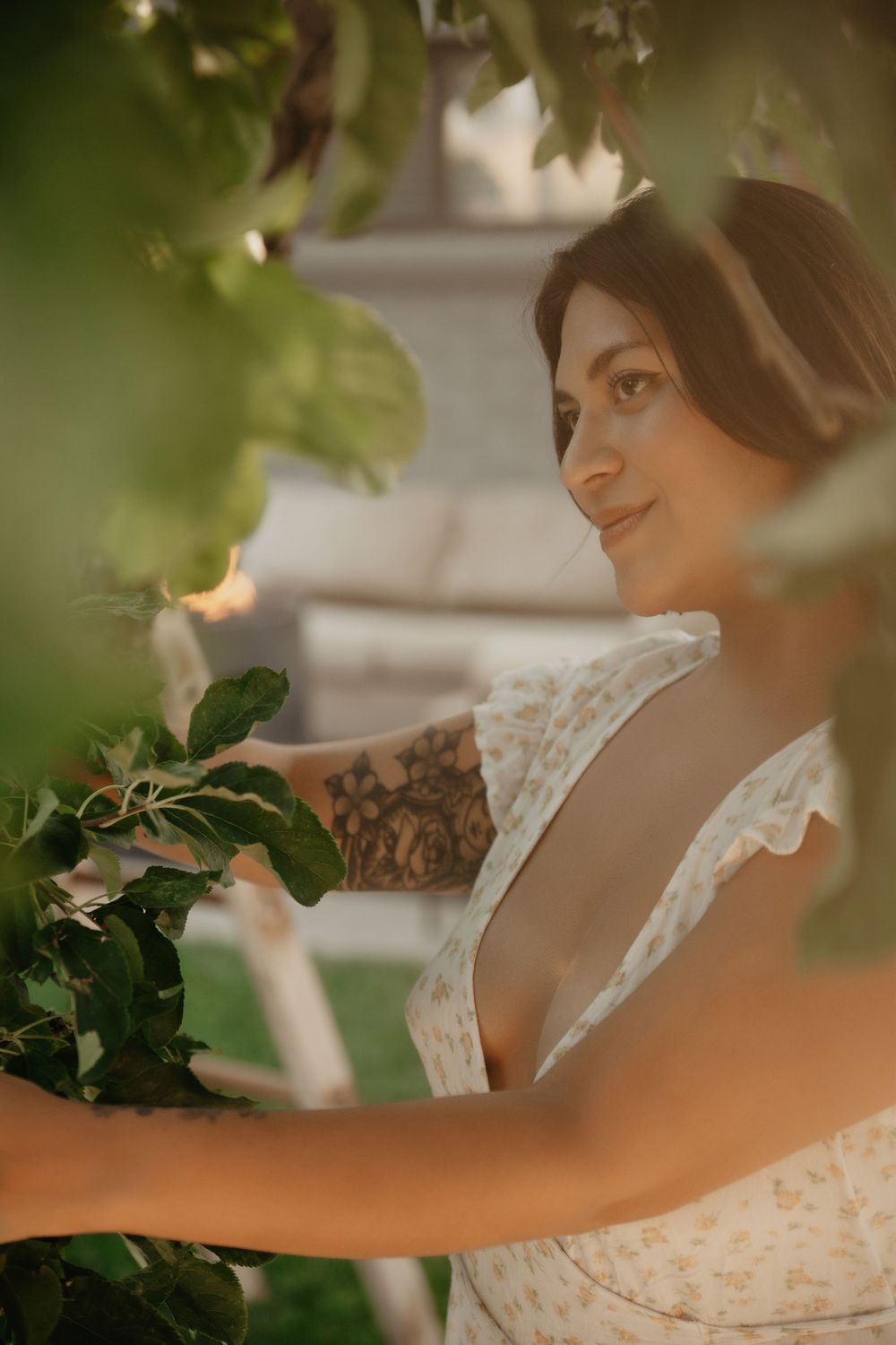 Backyard Utah photoshoot with cottagecore vibes. Apple Picking female model with a bright and airy vibe.