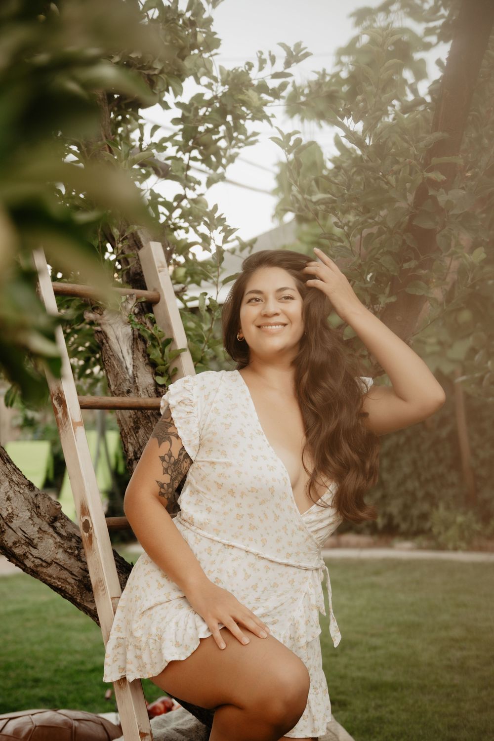 Backyard Utah photoshoot with cottage core vibes. Apple Picking female model with a bright and airy vibe.