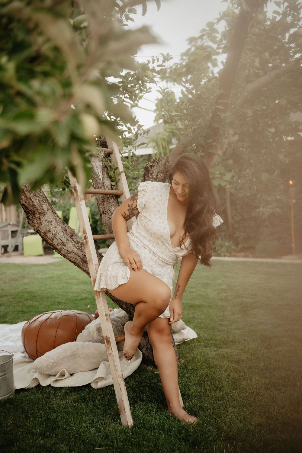 Backyard Utah photoshoot with cottagecore vibes. Apple Picking female model with a bright and airy vibe.