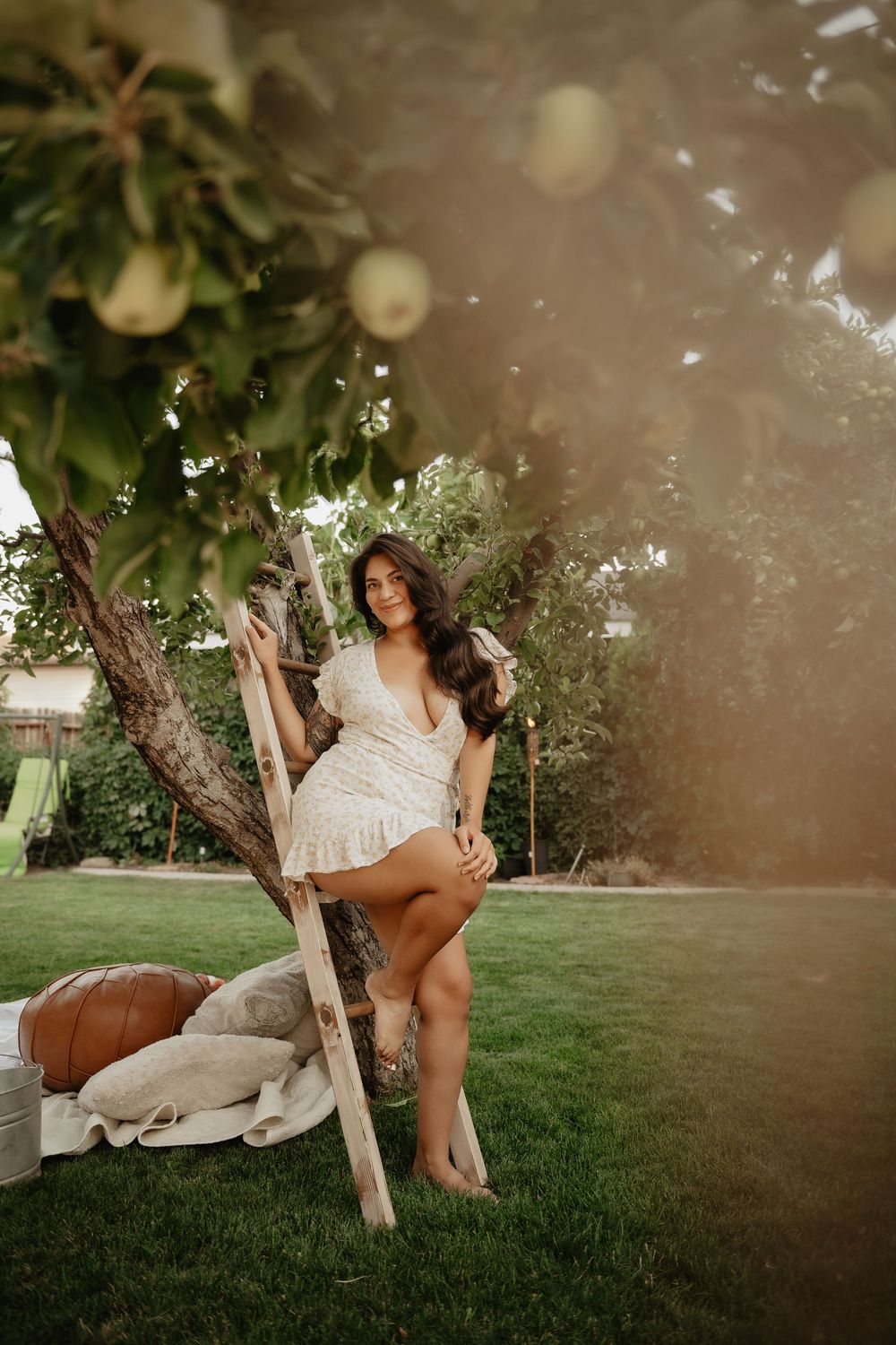 Backyard Utah photoshoot with cottagecore vibes. Apple Picking female model with a bright and airy vibe.