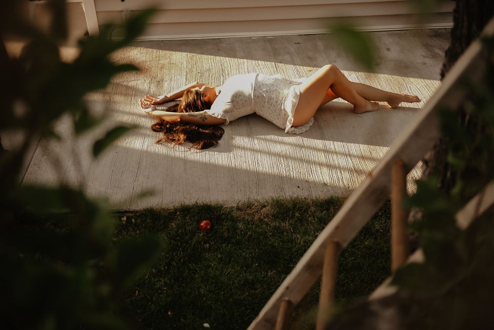 Backyard Utah photoshoot with cottagecore vibes. Apple Picking female model with a bright and airy vibe.