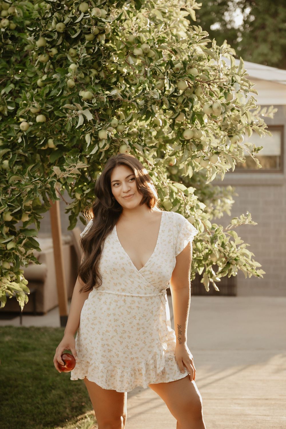 Backyard Utah photoshoot with cottagecore vibes. Apple Picking female model with a bright and airy vibe.