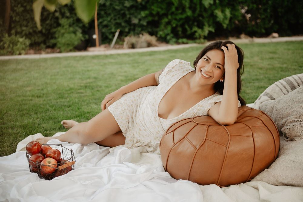 Backyard Utah photoshoot with cottagecore vibes. Apple Picking female model with a bright and airy vibe.
