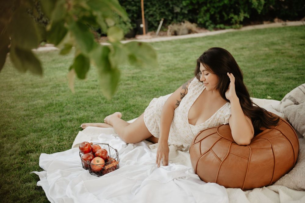 Backyard Utah photoshoot with cottagecore vibes. Apple Picking female model with a bright and airy vibe.