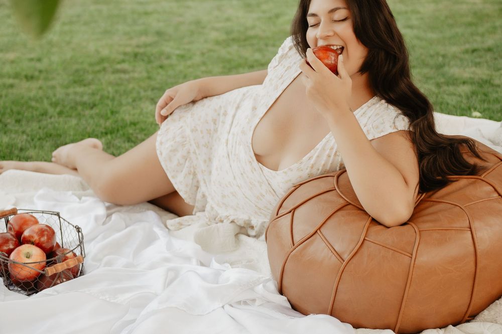 Backyard Utah photoshoot with cottagecore vibes. Apple Picking female model with a bright and airy vibe.