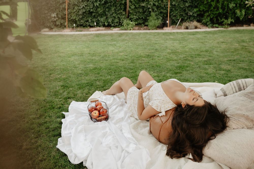 Backyard Utah photoshoot with cottagecore vibes. Apple Picking female model with a bright and airy vibe.