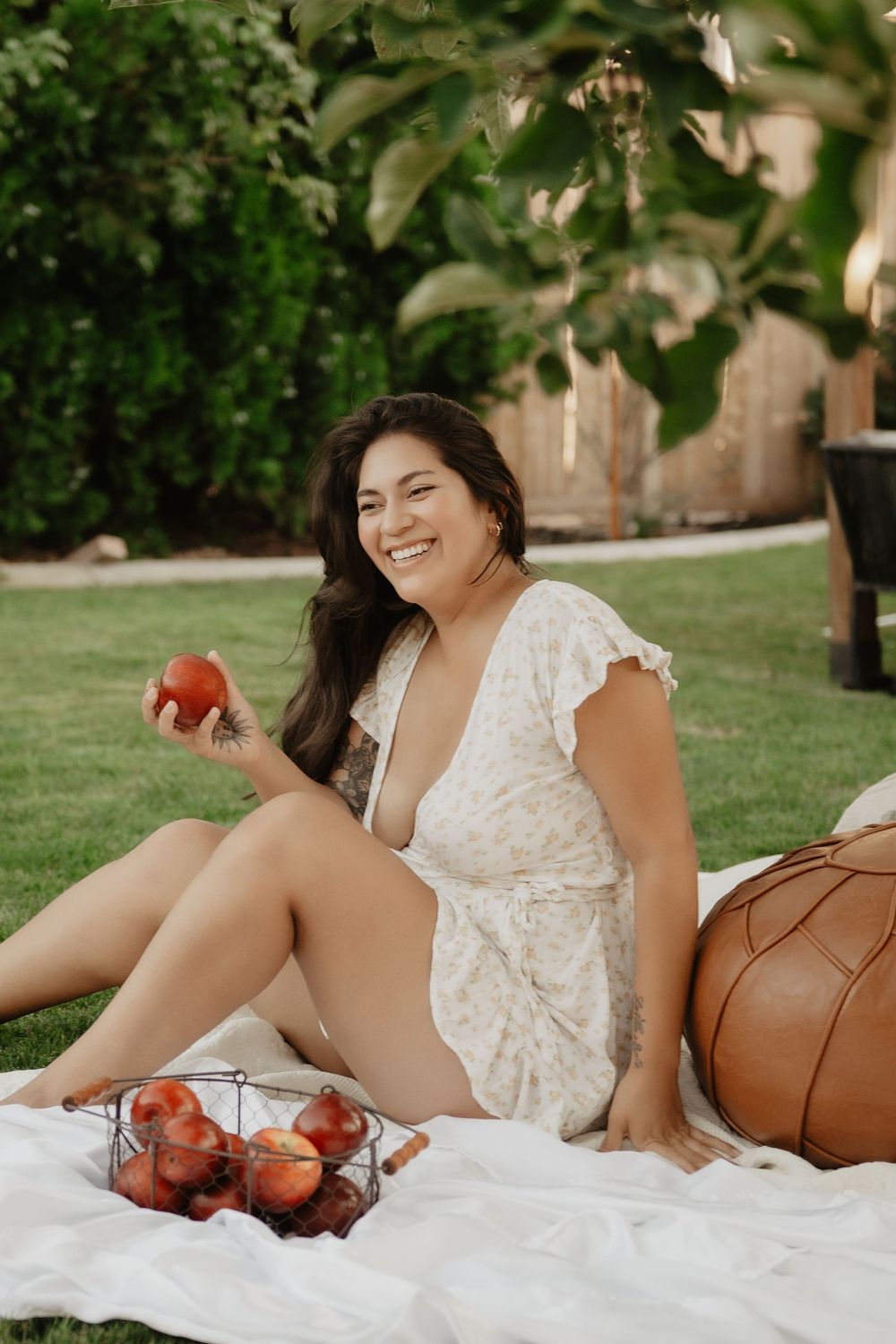 Backyard Utah photoshoot with cottagecore vibes. Apple Picking female model with a bright and airy vibe.