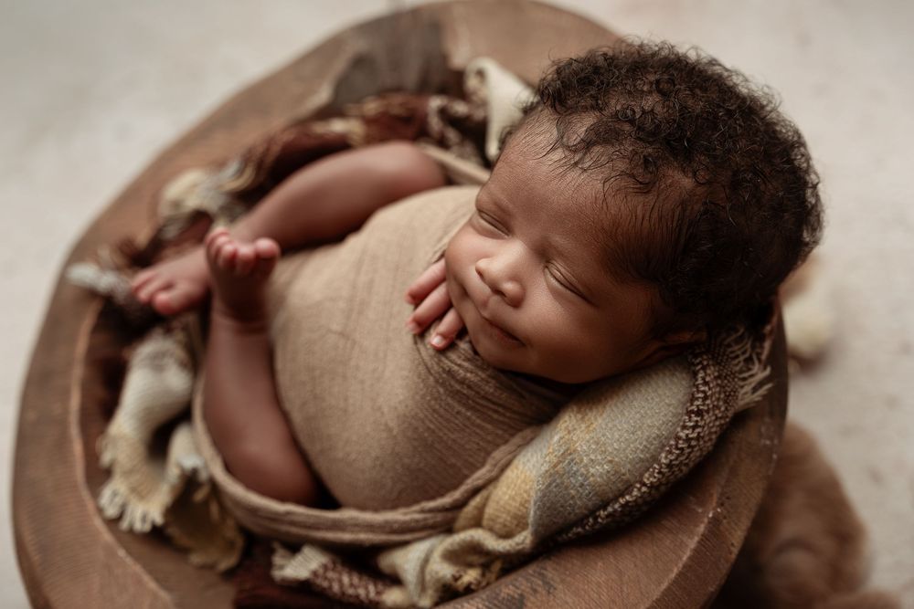 Newborn photography in neutral tones, minimalist style, Katy Houston studio, soft light and timeless aesthetic | Paloma Schell photographer
