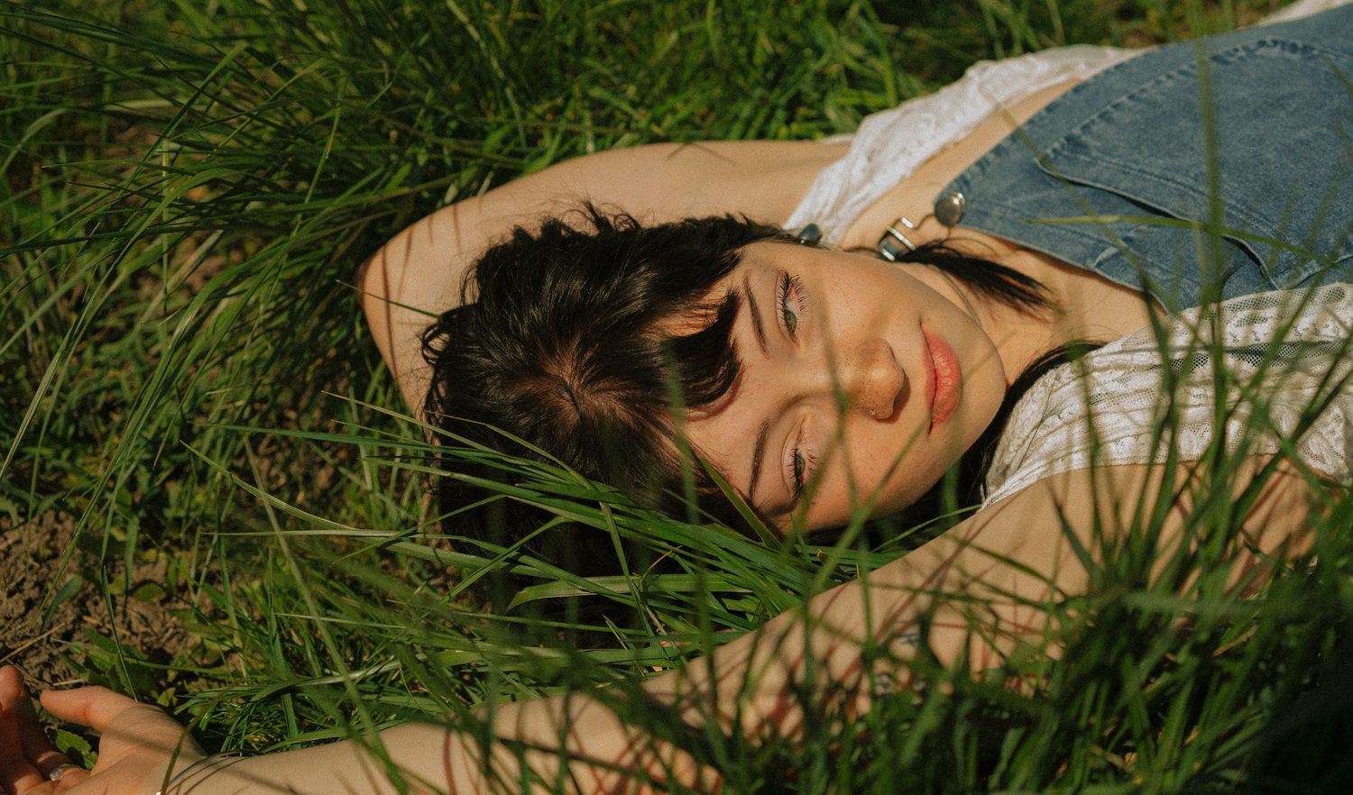 Whimsical senior portrait session in Moscow, Idaho by Katelyn’s Kandids