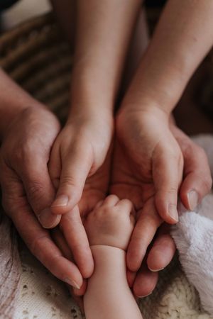 Close-up view of hands giving a gentle massage on a textured white surface特寫鏡頭：雙手在有紋理的白色表面上進行輕柔按摩。