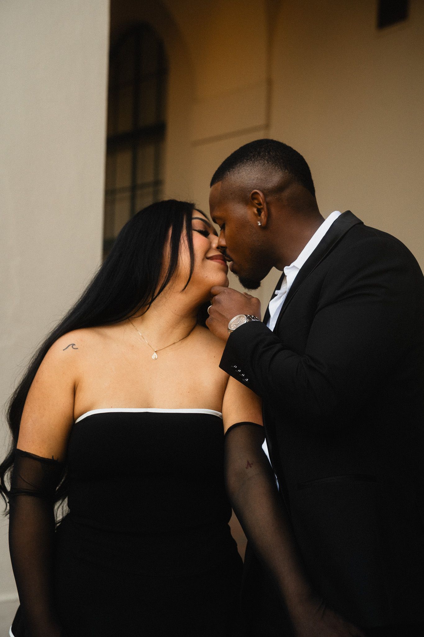 Yvonne & Sam going for a kiss at Pasadena City Hall Engagement Photoshoot