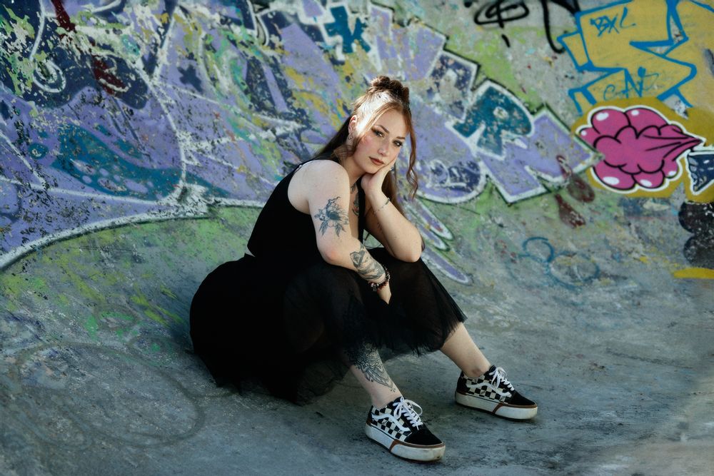 Chaemi Studio, photographe à Montpellier en séance photo en extérieur au skatepark. Portrait original d’un shooting sportif et grunge.
