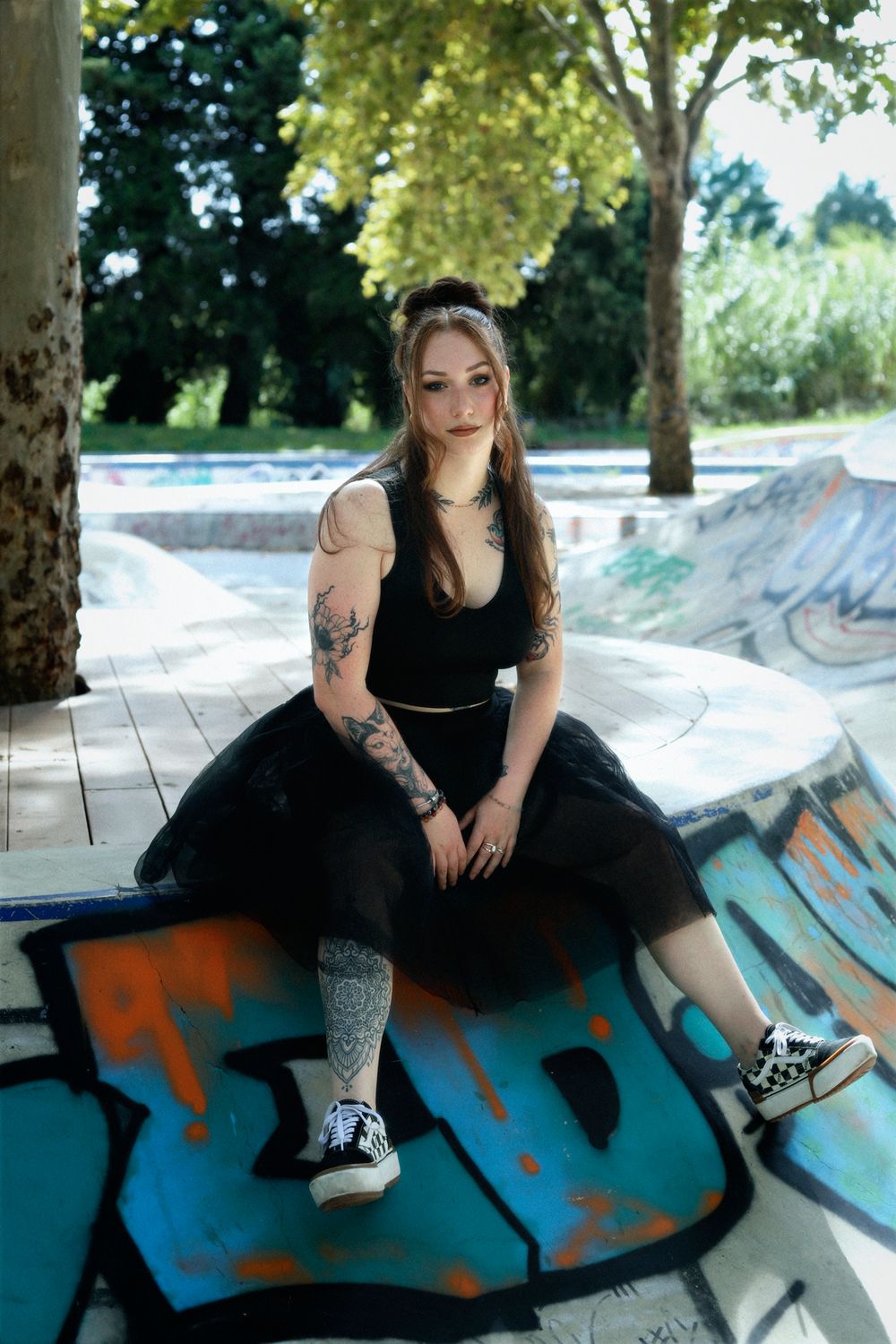 Chaemi Studio, photographe à Montpellier en séance photo en extérieur au skatepark. Portrait original d’un shooting sportif et grunge.