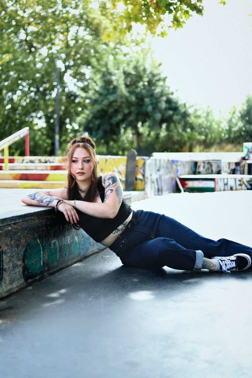 Chaemi Studio, photographe à Montpellier en séance photo en extérieur au skatepark. Portrait original d’un shooting sportif et grunge.