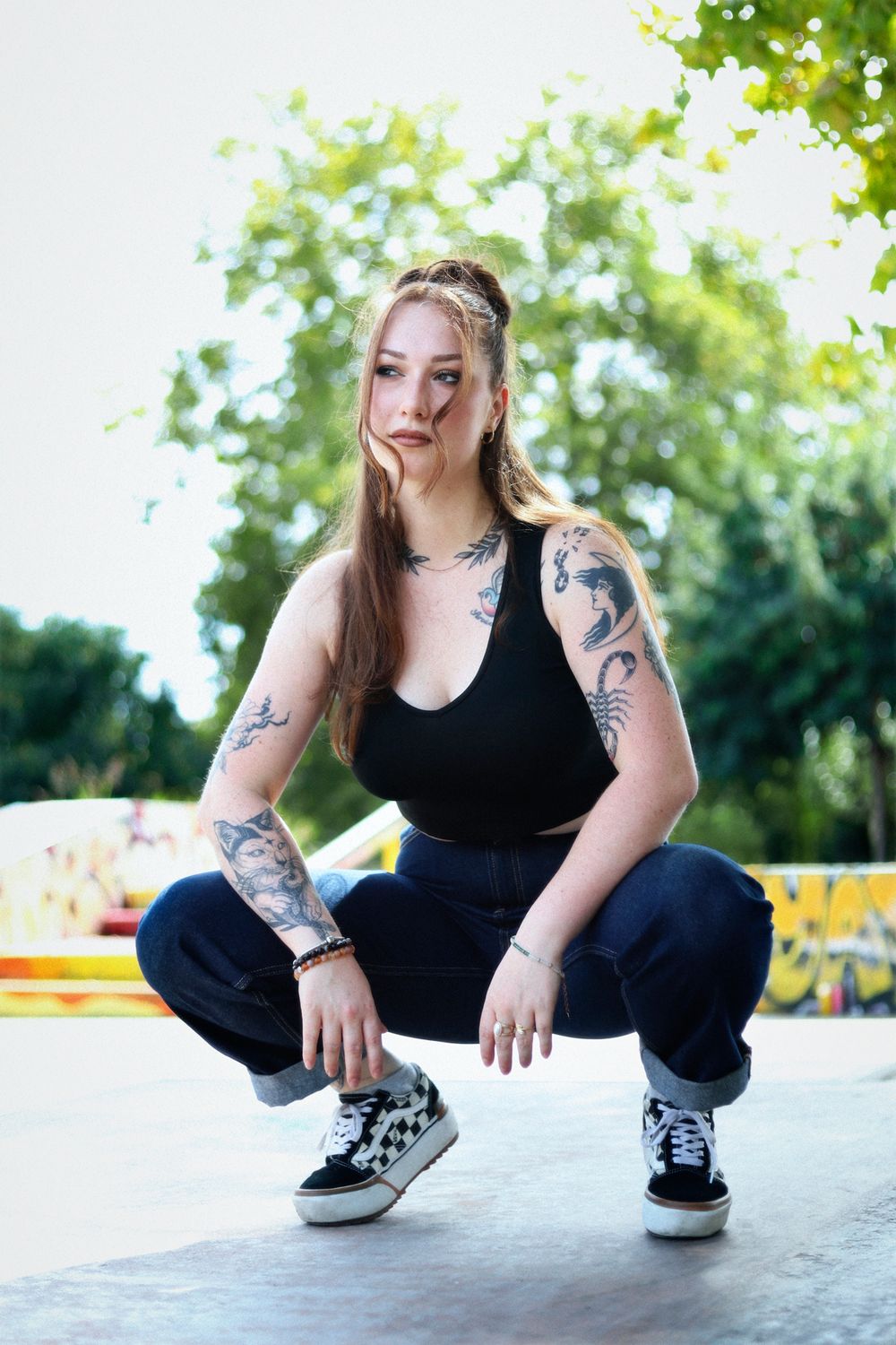 Chaemi Studio, photographe à Montpellier en séance photo en extérieur au skatepark. Portrait original d’un shooting sportif et grunge.