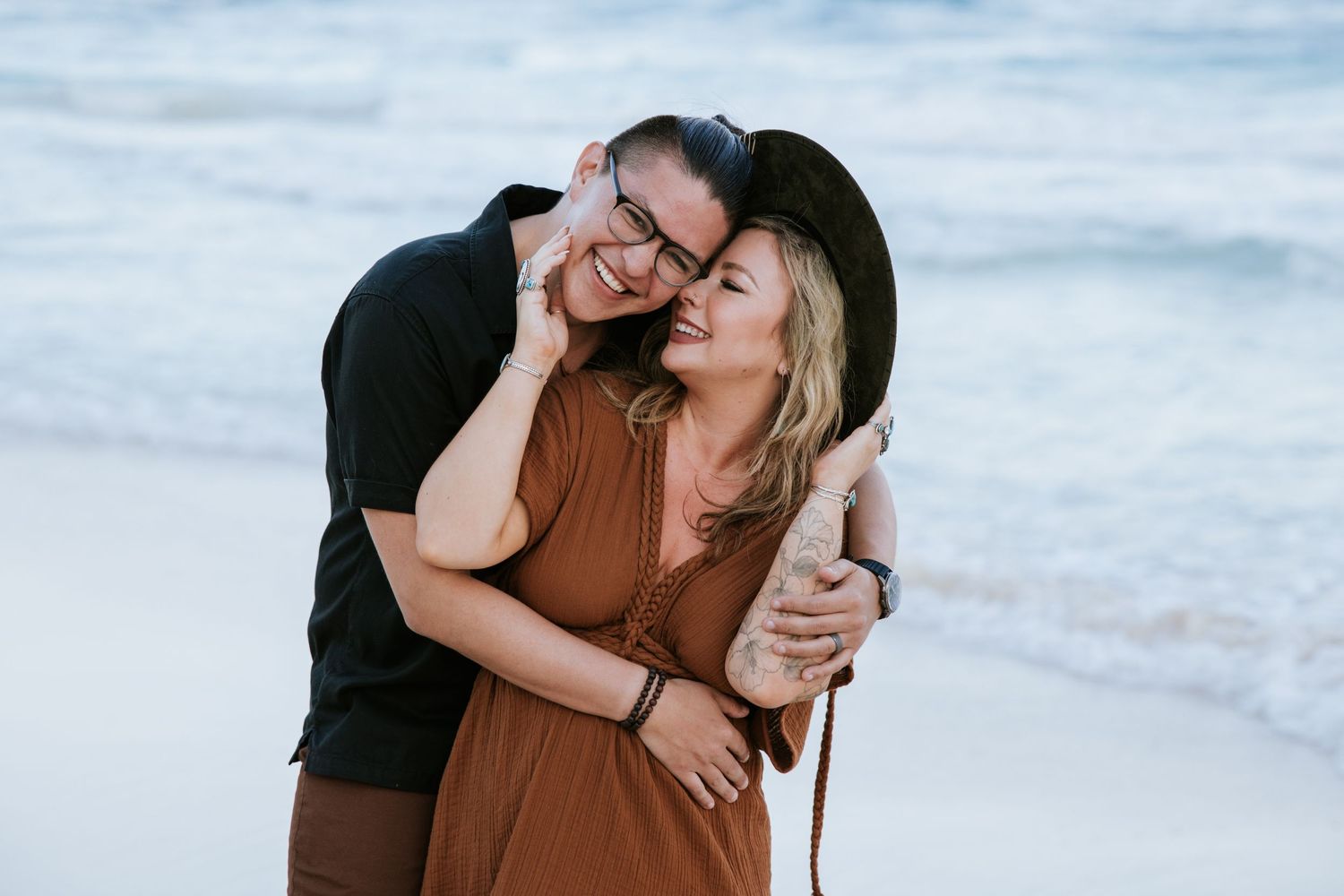 A Couple portrait on de beach with ocean background