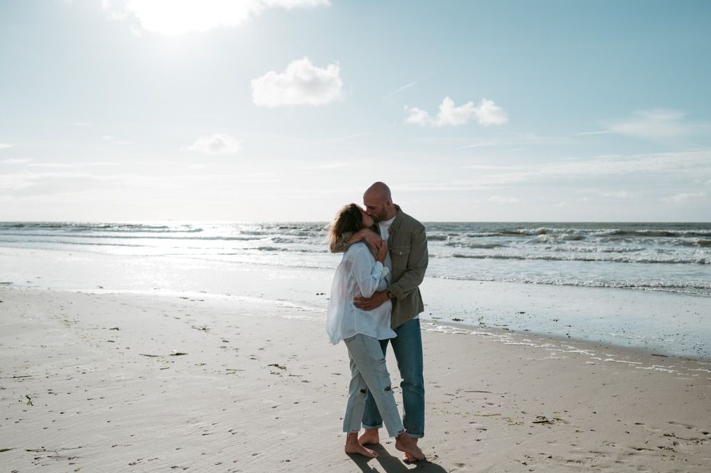 Melissa Stuer Photography Moederschapsfotograaf Moerbeke Zwangerschapsfotograaf koppel knuffel kus aan zee