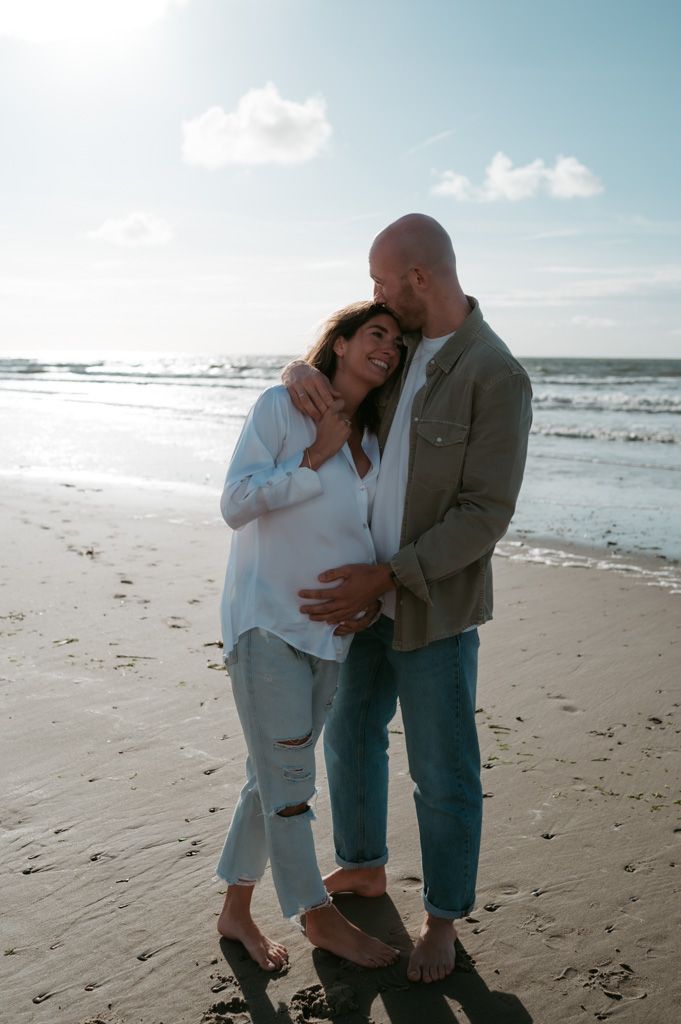 Melissa Stuer Photography Moederschapsfotograaf Moerbeke Zwangerschapsfotograaf koppel knuffel kus aan zee