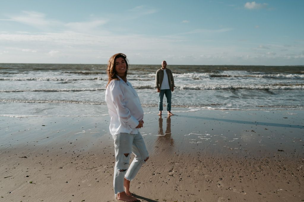 Melissa Stuer Photography Moederschapsfotograaf Moerbeke Zwangerschapsfotograaf zwangere vrouw en man aan zee