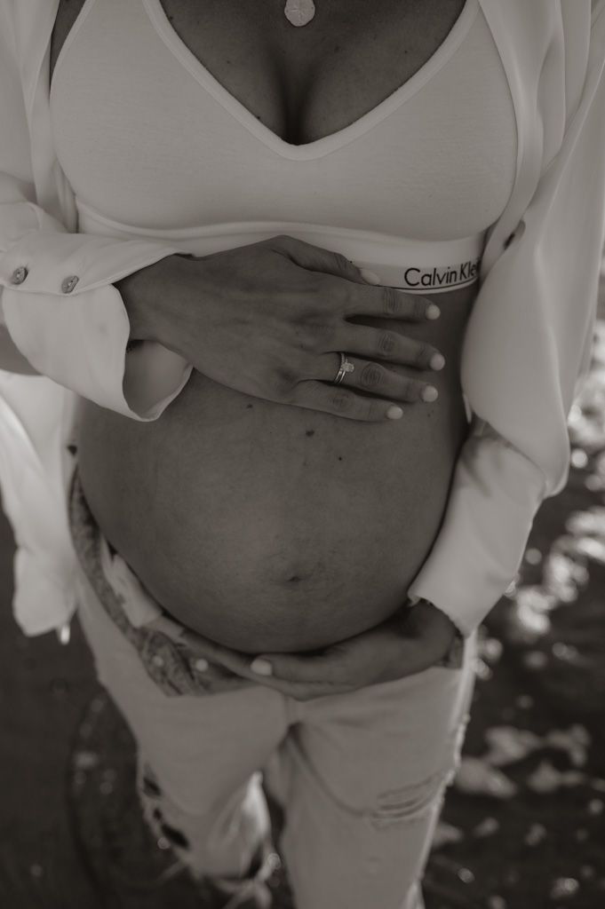 Melissa Stuer Photography Moederschapsfotograaf Moerbeke Zwangerschapsfotograaf zwangere vrouw blote buik foto detail zwart wit